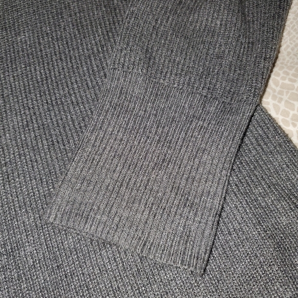 American Eagle Gray Thin Knit Sweater - Picture 5 of 5